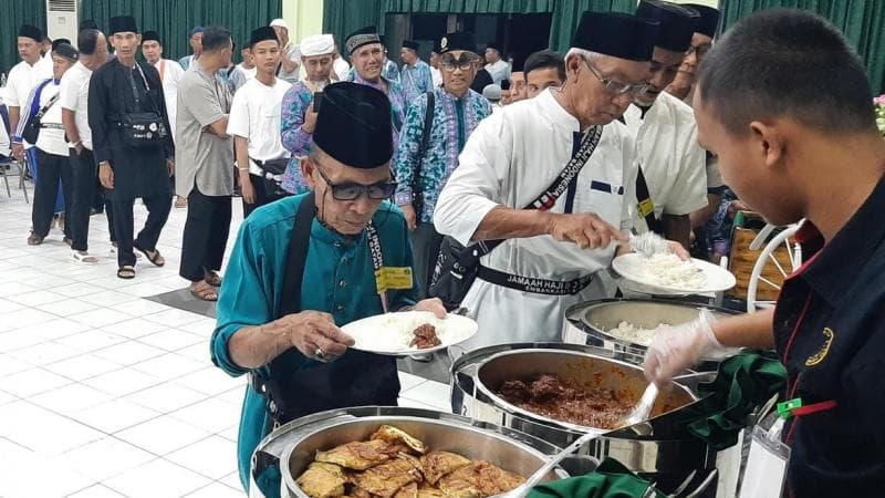 Pihak katering juga diberi edukasi terkait standar kebersihan dan keamanan pangan. (Kemenag)&nbsp;