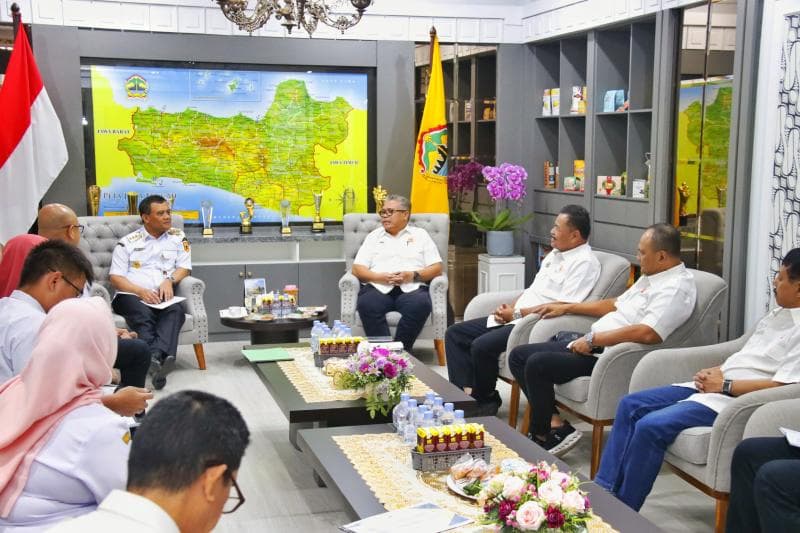 Gubernur Jateng Ahmad Luthfi saat bertemu KONI Jateng membahas persiapan Porprov Jateng. (Humas Jateng)