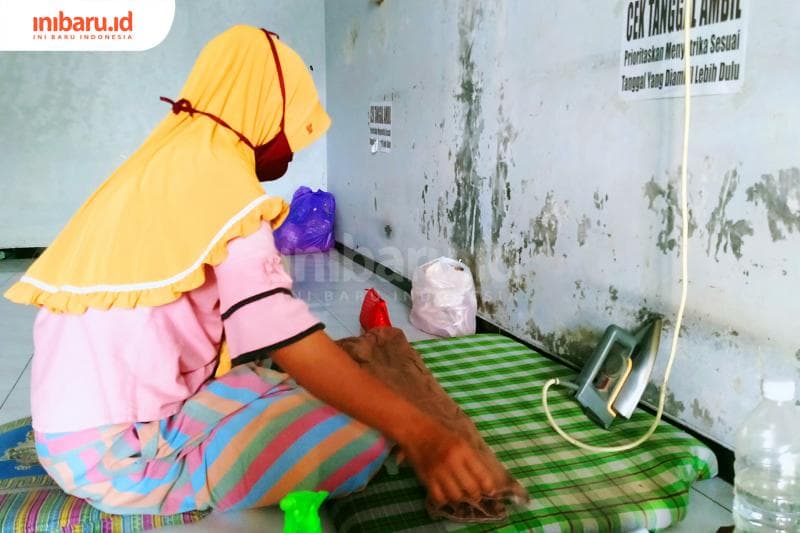 Virus corona bisa menempel selama berjam-jam pada benda dengan berbagai jenis material termasuk baju. (Inibaru.id/Rafida Azzundhani)