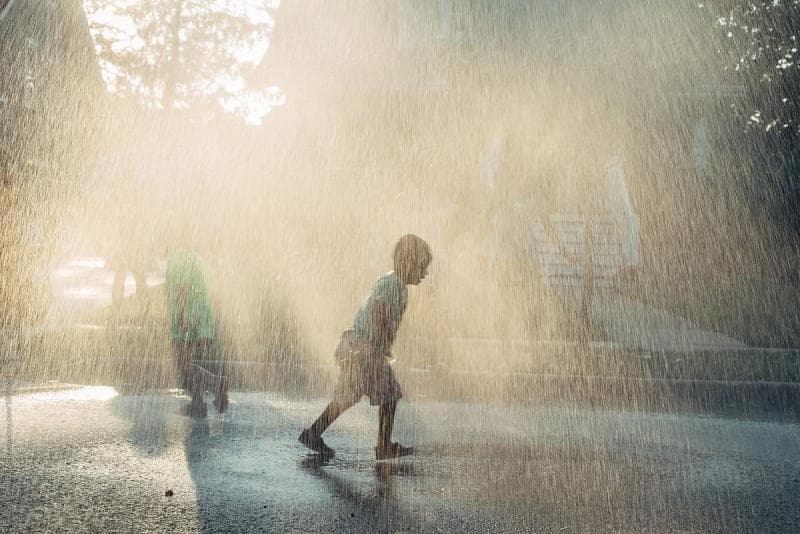Ilustrasi: Meski sudah memasuki musim penghujan, sebagian wilayah di Indonesia masih mengalami hujan lebat, yang disebutkan BMKG sebagai fenomena kemarau basah. (Stocksy/Gabi Bucataru)