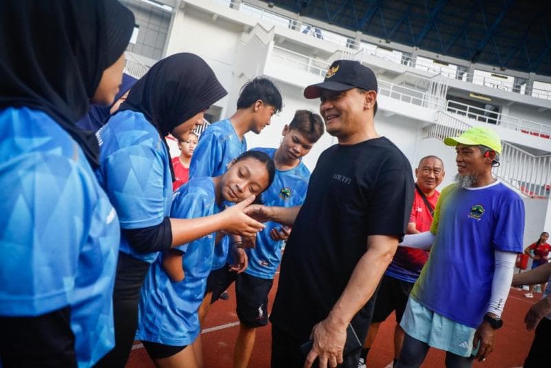 Gubernur Jateng datang ke Stadion Jatidiri untuk memberi dukungan dan motivasi kepada para atlet PON 2028. (Humas Jateng) 