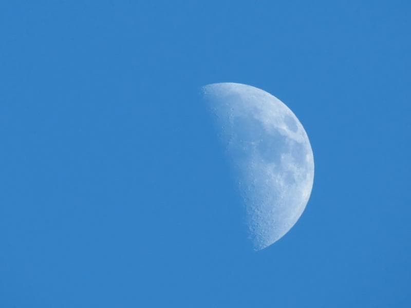 Ada beberapa faktor yang bikin bulan tetap terlihat di siang hari. (Aorora Labs Norway)