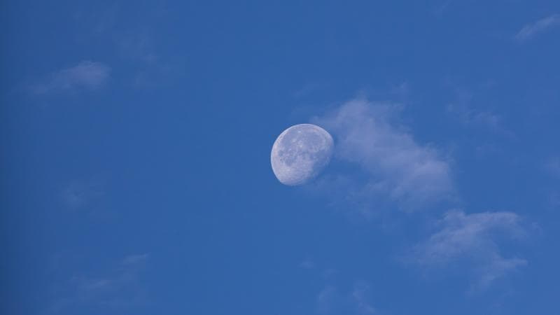 Bulan terlihat di pagi hari. (Unsplash/Ege Rakunt)