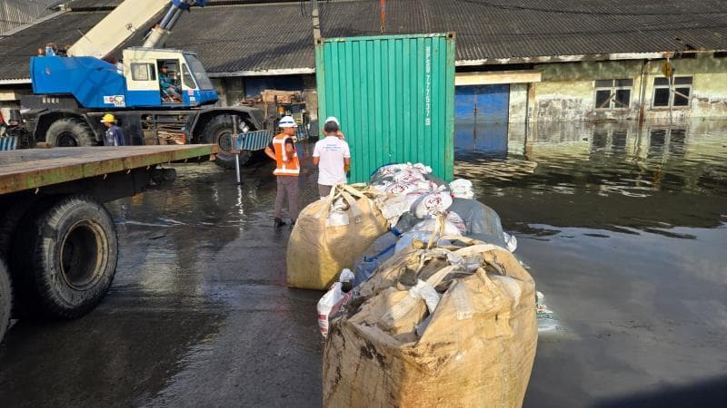 Tembok pembatas laut di Pelabuhan Tanjung Emas Semarang yang jebol. (Pelindo))