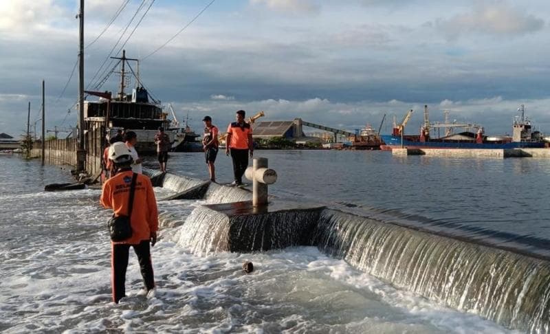 Jebolnya tembok pembatas laut di Pelabuhan Tanjung Emas, Kota Semarang. (Detik/Angling Adhitya)