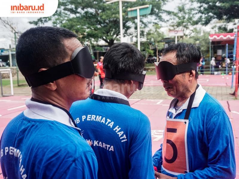 Sebelum mulai pertandingan, mata para pemain Goal Ball ditutup. (Inibaru.id/ Audrian F)<br>