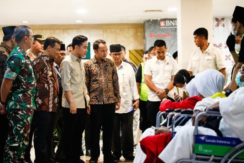 Wapres Gibran Rakabuming dan Gubernur Jateng Ahmad Luthfi saat melepas calon jemaah haji di Bandara Adi Soemarmo, Solo, Jumat (23/5/2025). (Humas Jateng) 