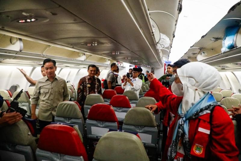Wapres dan Gubernur meninjau langsung ke dalam pesawat. (Humas Jateng)&nbsp;