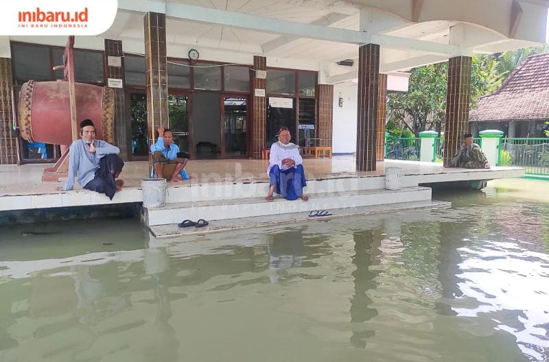 Warga Desa Karangrejo, Kecamatan Bonang, Kabupaten Demak mengungsi di masjid.