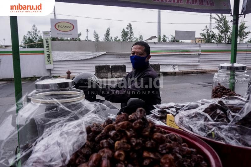 Muhsin beli kurma buat takjil. (Inibaru.id/ Audrian F)<br>