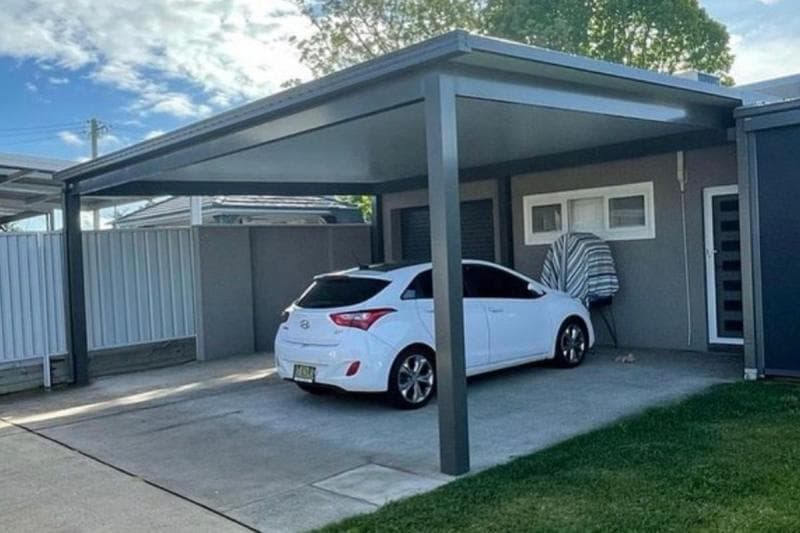 Meski mobil lebih sering diparkir dan jarang dipakai, tetap harus rutin diganti oli mesin mobilnya secara berkala. (Spanmor)