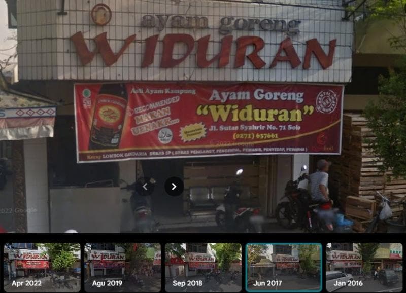 Spanduk Ayam Goreng Widuran dengan logo halal yang diambil pada 2017 lalu. (Google Street View)