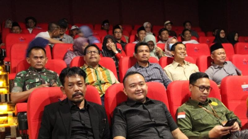 Bupati Rembang Harno saat menghadiri pemutaran perdana film 'Cocote Tonggo' di Bioskop NSC cabang Rembang. (Humas Jateng)