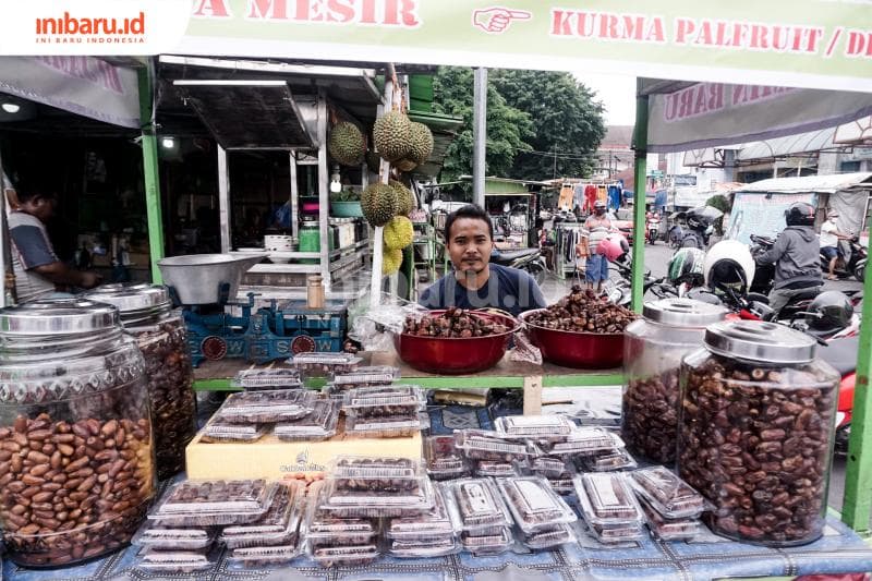 Indra Bagus salah seorang penjual kurma di Pasar Johar Lama. (Inibaru.id/ Audrian F)<br>