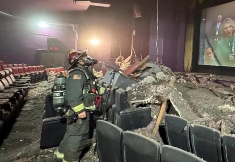 Ilustrasi: Bagian atap bioskop ambruk menimpa kursi penonton. (X/realshawnhunt)