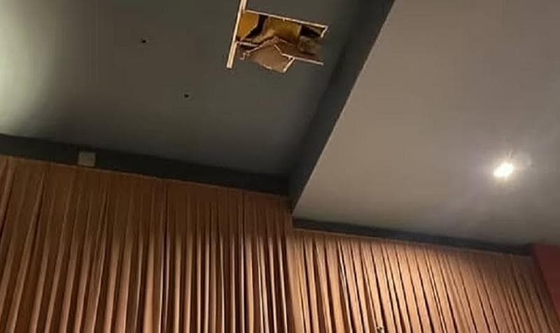 Bagian atap bioskop yang ambruk di Argentina. (X/Tuckerpete)