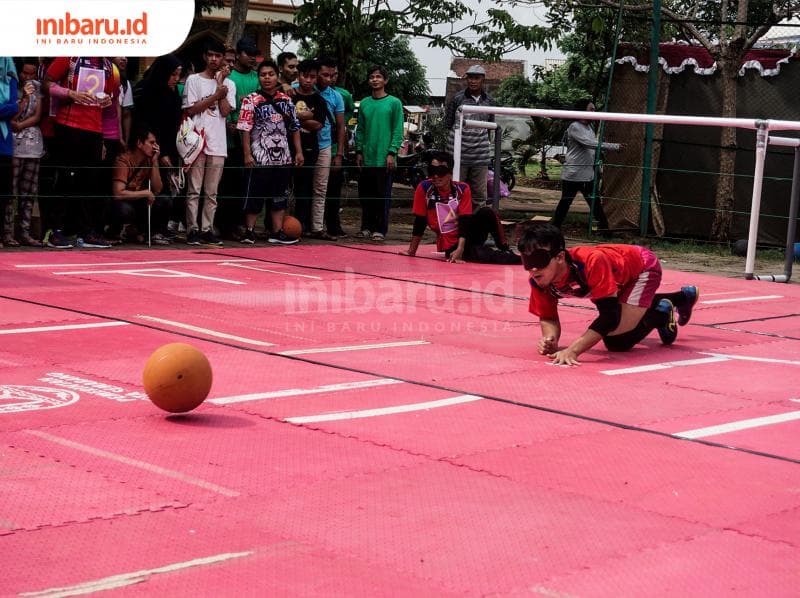Meskipun berada dalam kekurangan namun para pemain Goal Ball bermain dengan penuh semangat dan bersaing ketat. (Inibaru.id/ Audrian F)<br>