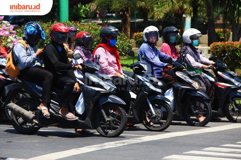 Masker dipakai masyarakat untuk bepergian ke luar rumah (Inibaru.id/ Triawanda Tirta Aditya)