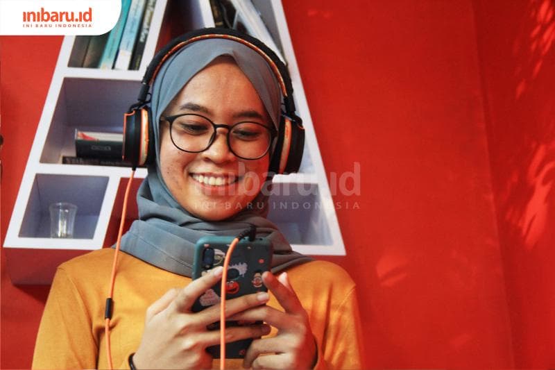 Hari ini makin banyak anak muda mendengarkan podcast. (Inibaru.id/ Triawanda Tirta Aditya)<br>