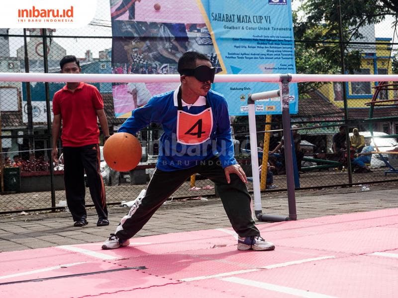 Salah seorang pemain Goal Ball yang akan melempar bola. (Inibaru.id/ Audrian F)<br>