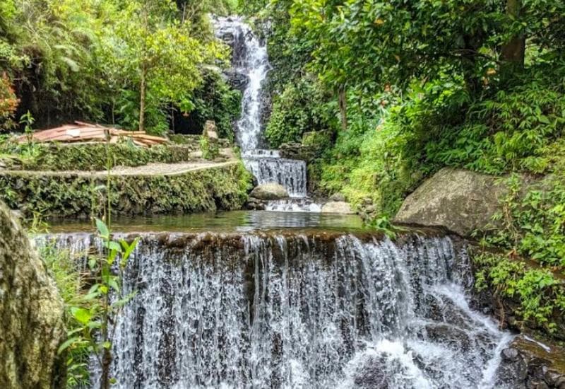 Air Terjun Tirto Wening memiliki pemandangan yang indah dan aliran air yang jernih. (Deny Semarang)
