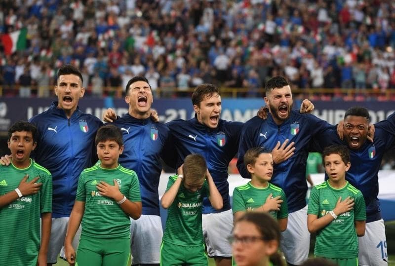 Pemain Italia dikenal lantang saat menyanyikan lagu kebangsaannya. (X/Mafia Wasit)