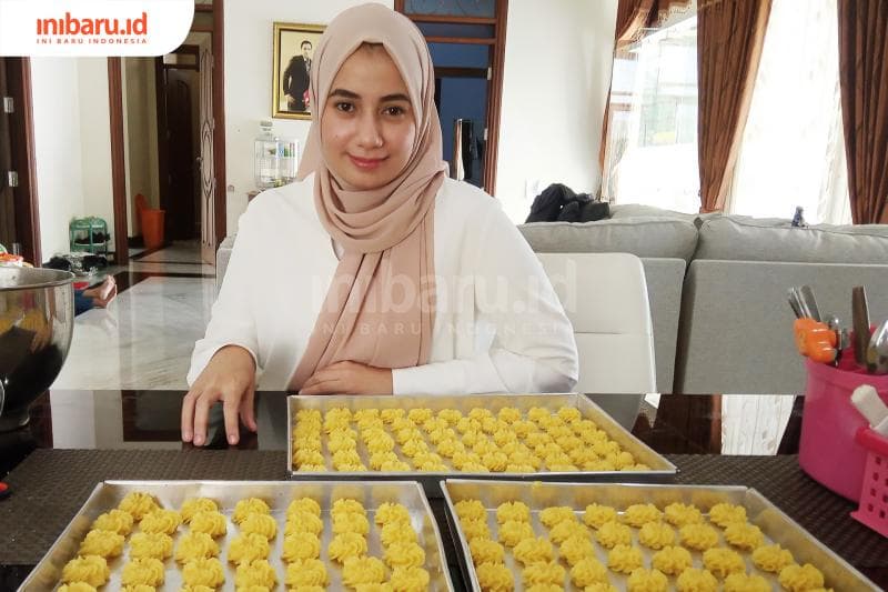 Vira, pemilik Zie's Delight sedang melakukan proses pencetakan kue. (Inibaru.id/ Rafida Azzundhani)