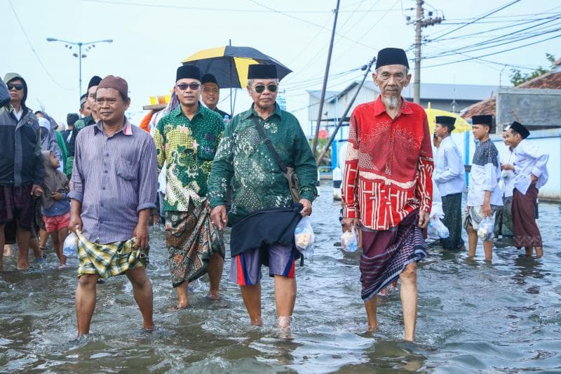 Istigasah di titik banjir rob Sayung Demak. Usai istigasah ini, Taj Yasin janjikan penambahan panjang Giant Sea Wall. (Humas Jateng)