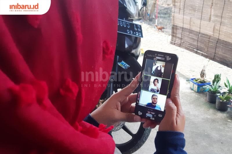 Ilustrasi video call dengan teman kampus pakai aplikasi Zoom. (Inibaru.id/ Julia Dewi Krismayani)