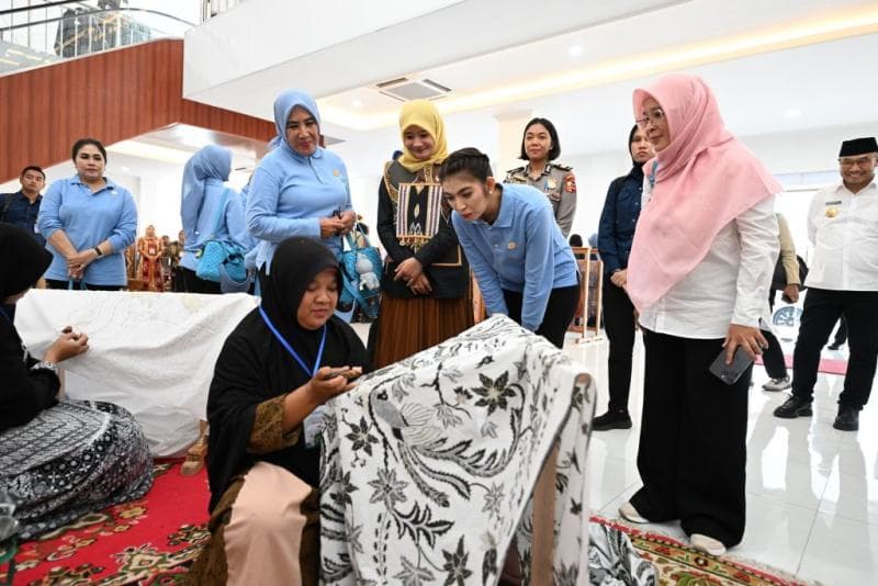 Selvi meninjau Sentra Industri Kreatif dan Kerajinan (SIKK) dan Sentra Batik Sragen. (Humas Jateng)&nbsp;