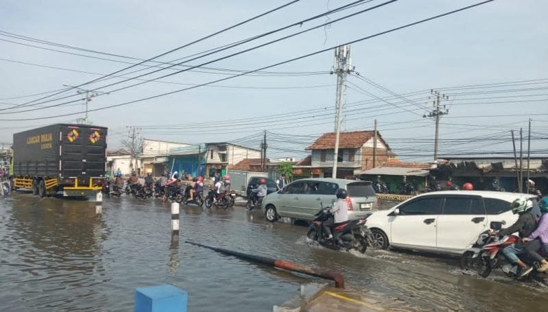 Banjir rob belum terlihat akan surut dalam waktu dekat. (Nationalnews/Imam Suratno)