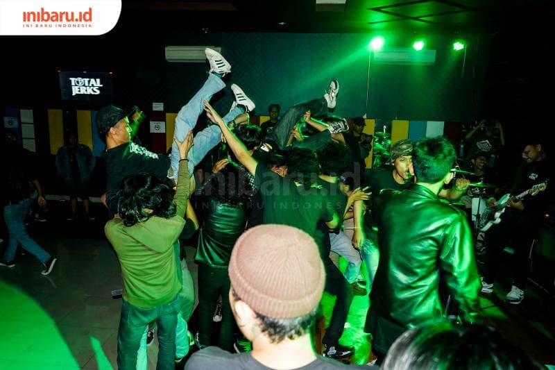 <i>Moshing</i>&nbsp;adalah olahraga para pencinta musik cadas yang tidak lagi bisa dinikmati di tengah wabah ini. (Inibaru.id/ Audrian F)