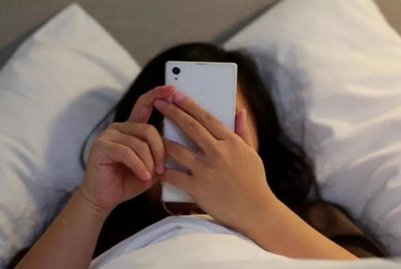 Langsung pegang ponsel setelah bangun tidur bikin nggak produktif. (Unsplash)