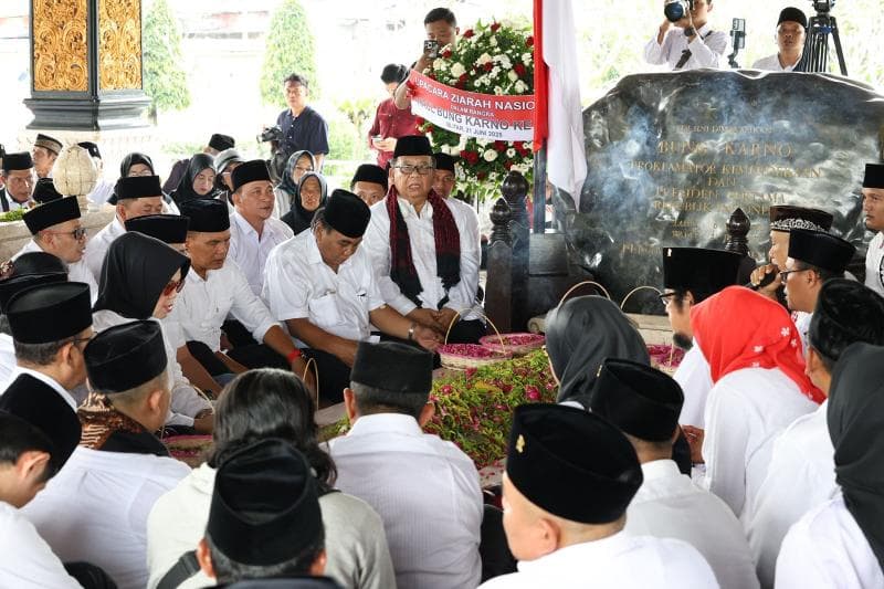 2.000 kader PDI Perjuangan dari Jawa Tengah berziarah ke makam Bung Karno pada Haul ke-55 di Blitar, Sabtu (21/6). (dok. DPD PDIP Jateng) 