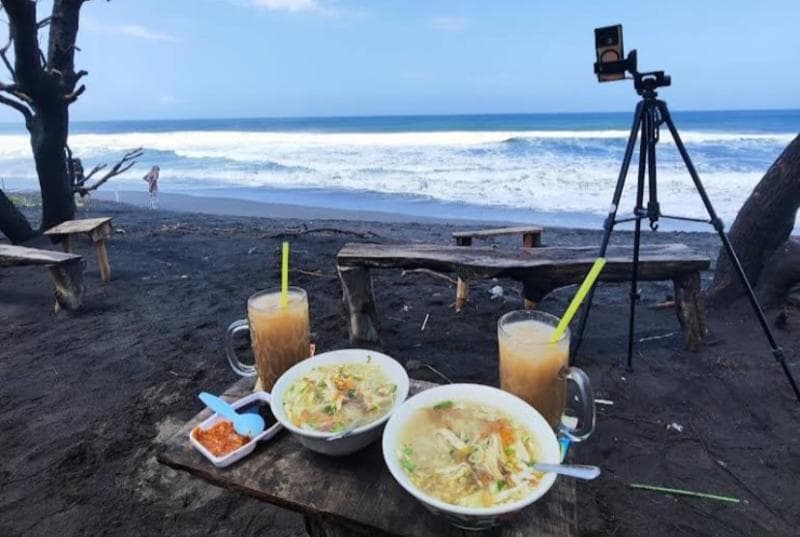 Pantai Tanggul Tirto sudah dilengkapi dengan banyak fasilitas lengkap, termasuk warung. (Nurul Latifah)
