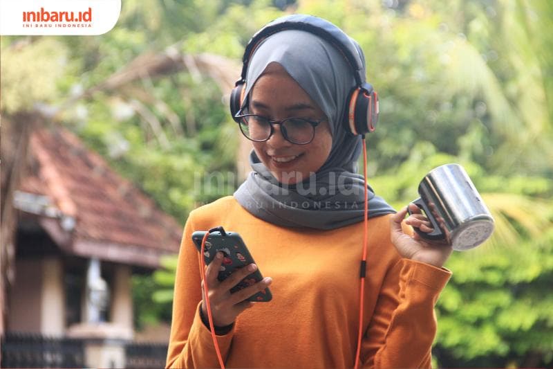 Mendengarkan podcast jadi aktivitas yang digandrungi anak muda saat ini. (Inibaru.id/ Triawanda Tirta Aditya)<br>