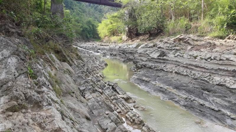 Pola unik bebatuan di River Rock Banyumeneng jadi daya tarik utama wisata di sini. (BLH Kab Kendal)