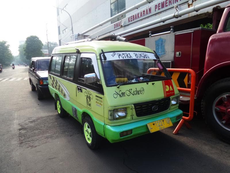 Angkutan kota (Angkot), sarana transportasi umum yang diminati masyarakat ternyata berpotensi menjadi lokasi penularan virus corona (Flickr/thisisinbalitimur)