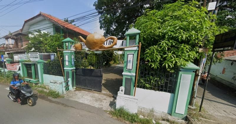 Konon, pohon randu dengan bentuk mirip gunting dulu bisa ditemukan di belakang SD Randugunting 1 ini. (Google Street View)