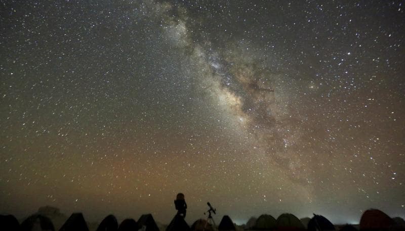 Kamu bisa motret Milky Way dengan HP. (Bakpiamutiarajogja)