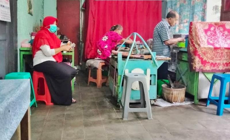 Pak Mamik saat menyajikan sup ayam andalannya. (Agus Sri Hardono)