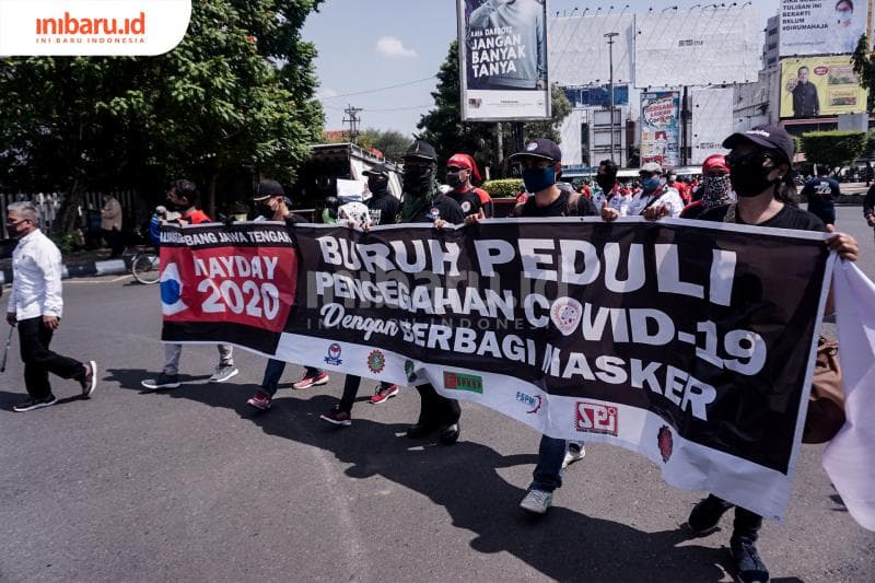 May Day dilaksanakan juga dengan bagi-bagi masker. (Inibaru.id/ Audrian F)<br>