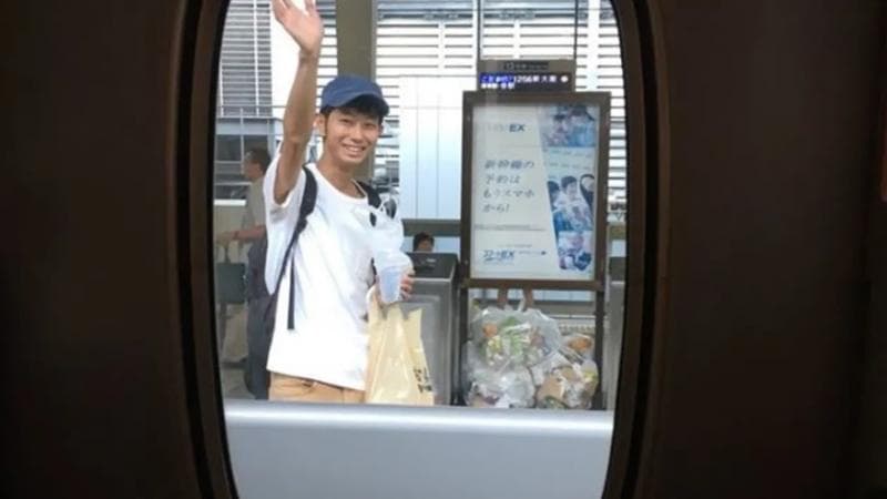 Shoji Morimoto saat disewa orang yang pengin melambaikan tangan ke dia saat naik kereta agar bisa merasakan sensasi berpamitan saat akan bepergian jauh. (Dok Shoji Morimoto)