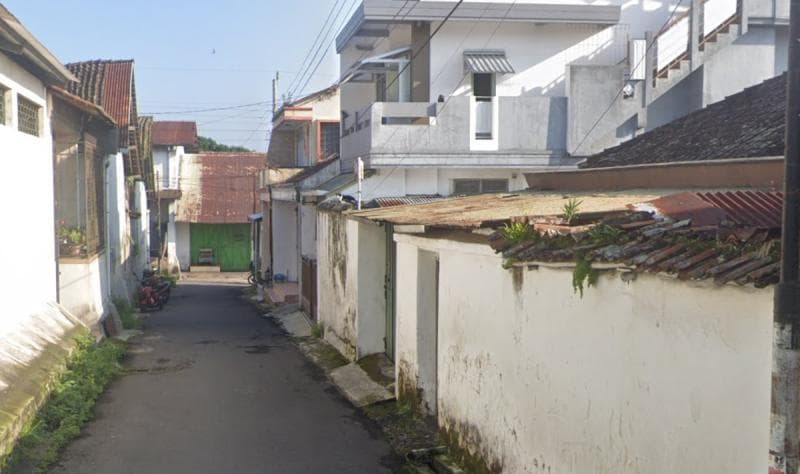 Warung Makan Bah Kebek hanya berupa pintu kecil tanpa papan nama di Parakan, Kabupaten Temanggung. (Google Street View)