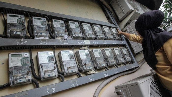 Mengisi token listrik. (Antara/Makna Zaezar)<br>