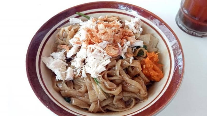 Bakmi pangsit yang tersedia di warung tersebut dikenal punya rasa yang enak. (Dedy Herdito)