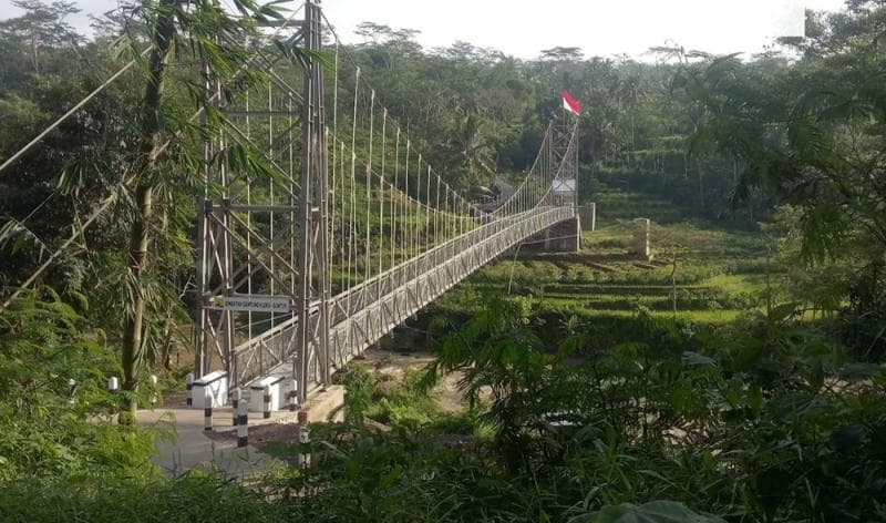Jembatang Gantung Guntur bisa dilewati kendaraan roda dua. (Temanggung Adventure)