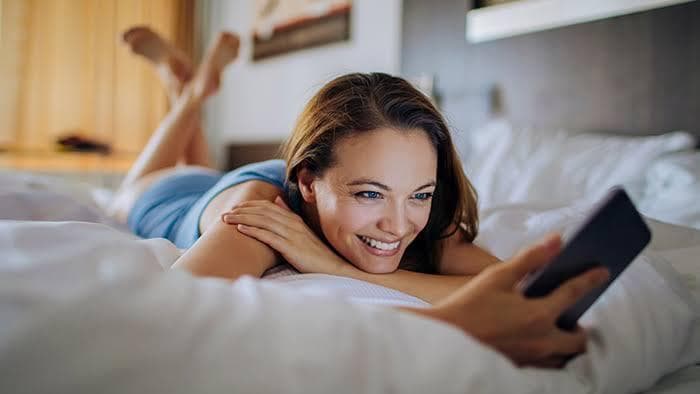 Setelah korban terperdaya, pelaku menguras uang tanpa disadari. (via Akademi)