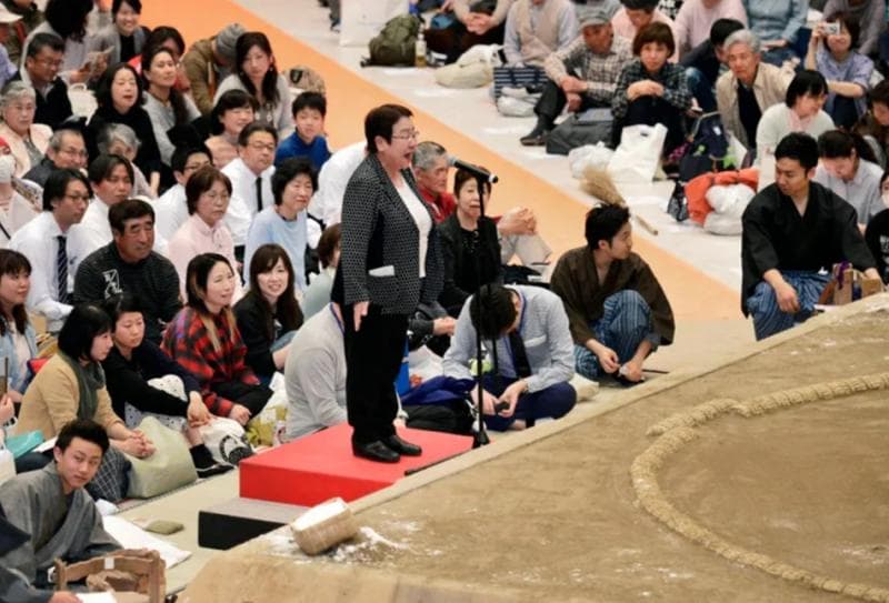 Mengapa Perempuan Nggak Boleh Masuk Ring Sumo? Ini Alasannya