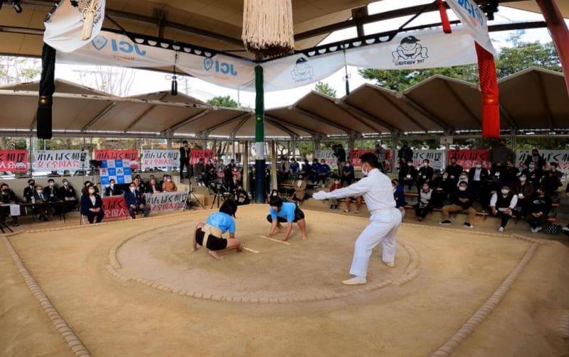 Meski secara aturan klasik perempuan nggak boleh masuk arena sumo, kini banyak pesumo perempuan di Jepang. (Cnn/Daniel Campisi)